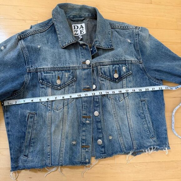 Daze Denim The Main Squeeze Crop  Distressed Trucker Denim Jacket in Throwdown M - Picture 10 of 13